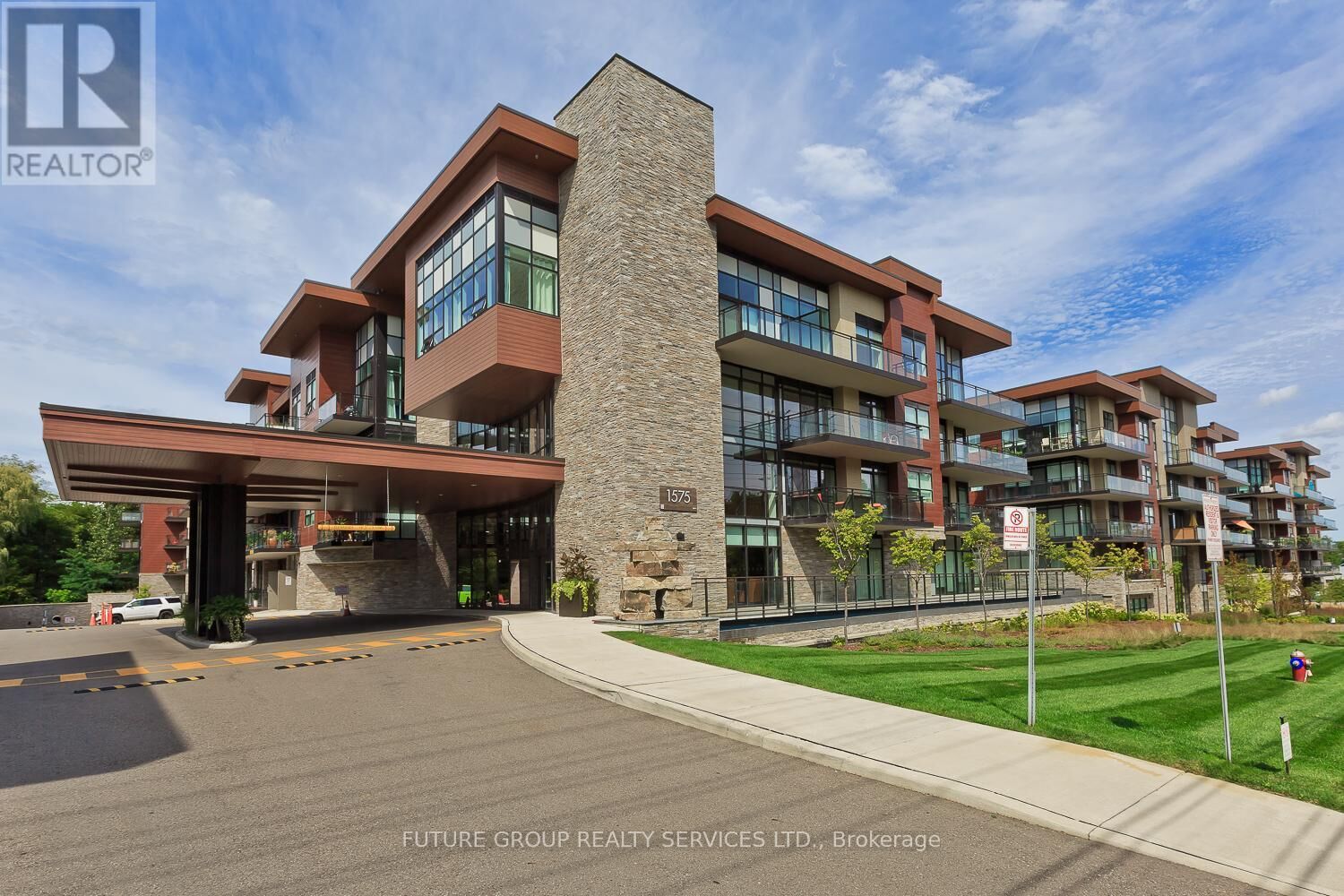 Property Photo: 1575 West Lakeshore Road West 262 ON L5J 0B1