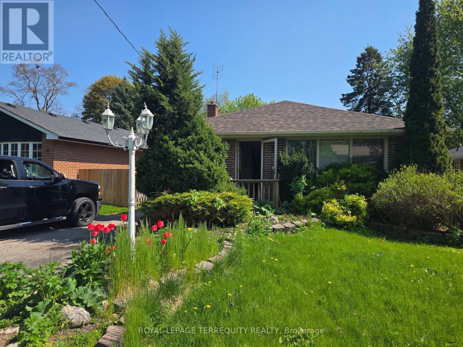 Property Photo:  319 Hillcroft Street Main  ON L1G 2M1 