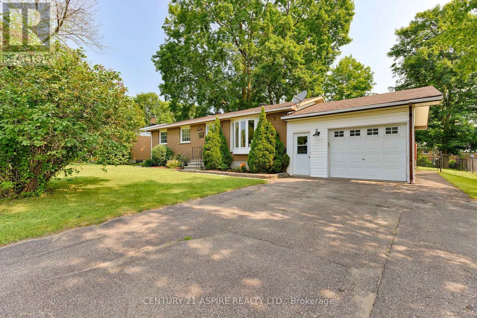 Property Photo: 22 Harris Crescent ON K0J 1C0