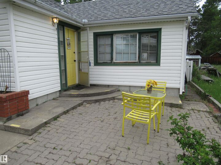 Property Photo: 509 2 Avenue AB T0C 1X0