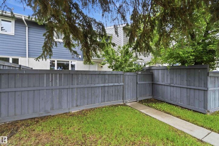 Property Photo:  219 Callingwood Tw NW NW  AB T5T 1A3 