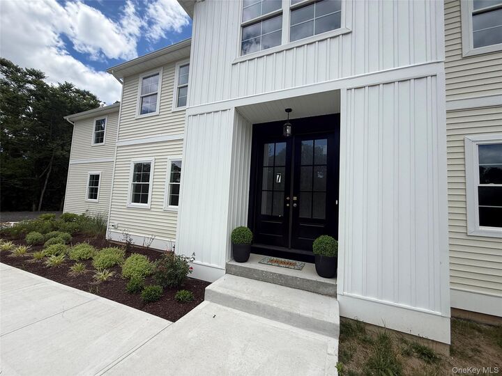 Property Photo:  7 Morrow Court  NY 12586 