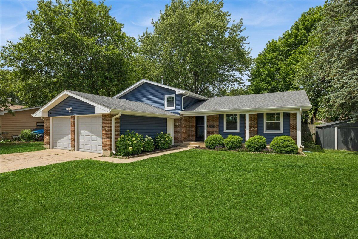 Property Photo: 60 New Castle Court IL 60014
