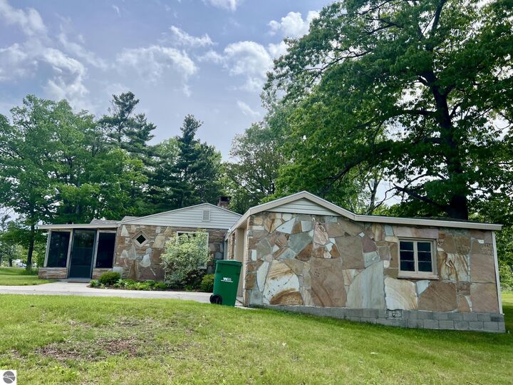 Property Photo: 3325 N US-23 N MI 48750