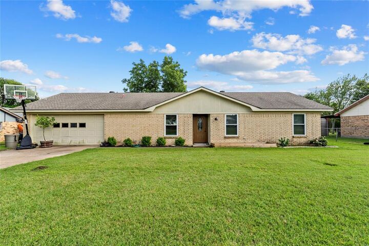 Property Photo: 837 W 3rd Street TX 76524