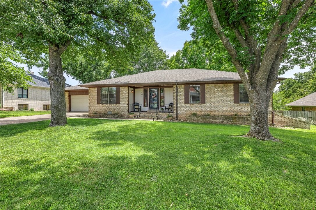 Property Photo:  1402 NW K Street  AR 72712 