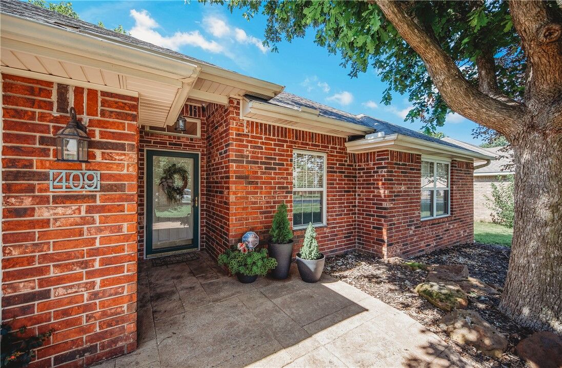 Property Photo:  409 Ridgemont Avenue  AR 72745 