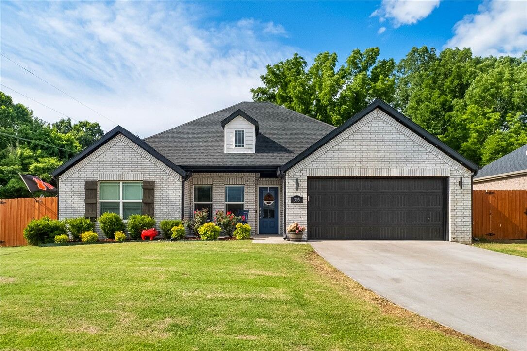 Property Photo: 305 W Taverner Xing AR 72730