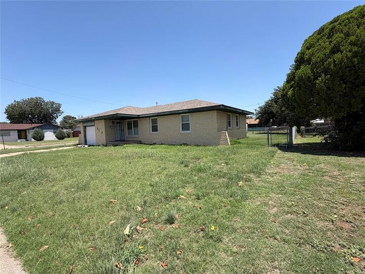 Property Photo:  2112 N Canary Lane  OK 73521 
