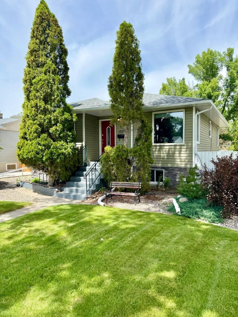 Property Photo:  1325 13 Avenue S  AB T1K 0R6 