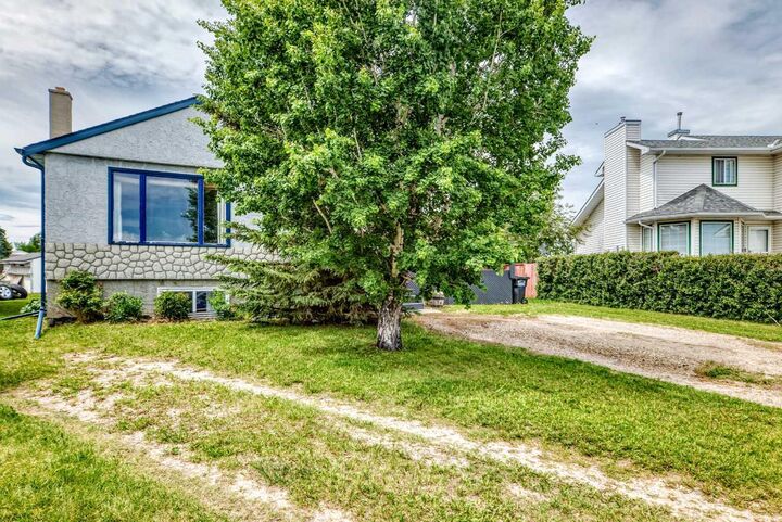 Property Photo:  218 Southridge Place  AB T0M 0W0 