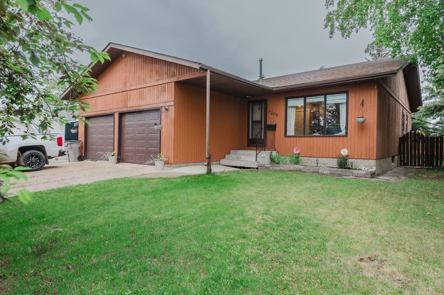Property Photo: 7206 Patterson Drive AB T8V 5K1