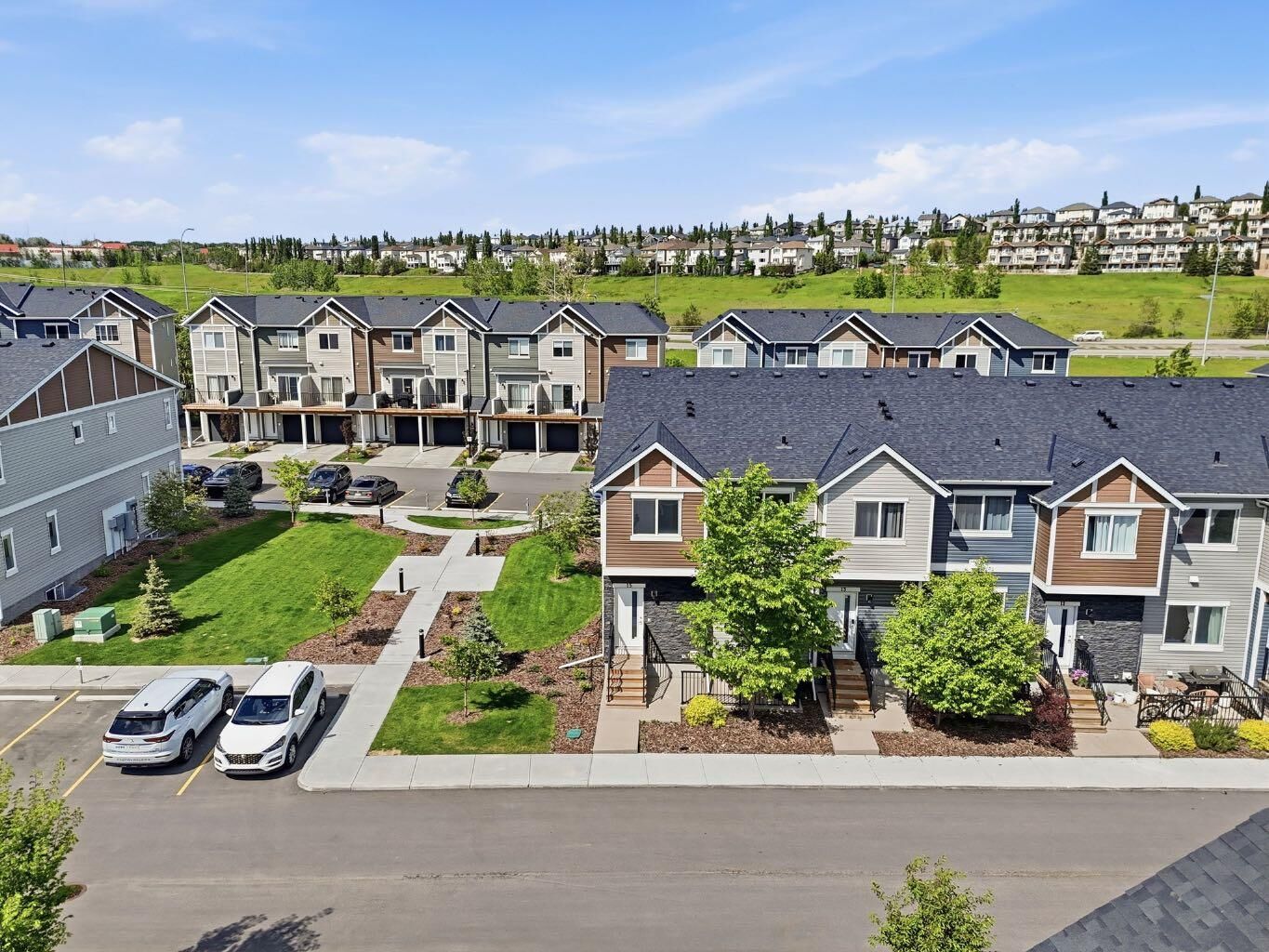 Property Photo:  15 Tuscany Summit Square NW  AB T3L 0G1 