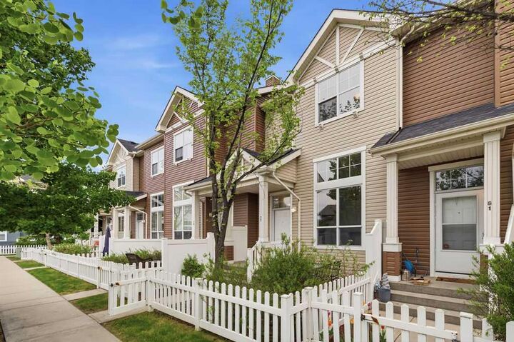 Property Photo: 77 Elgin Gardens SE AB T2Z 4T4