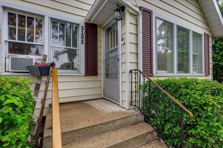 Property Photo:  5105 53 Avenue  AB T4J 1H4 
