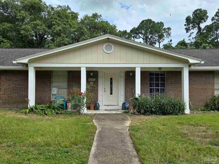 Property Photo: 8235 Sedgefield Dr FL 32507
