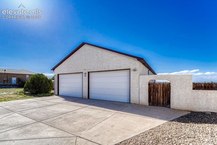 Property Photo:  831 E Paseo Dorado Drive  CO 81007 