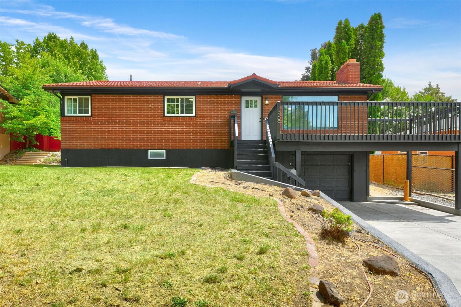 Property Photo:  909 S 23rd Avenue  WA 98902 