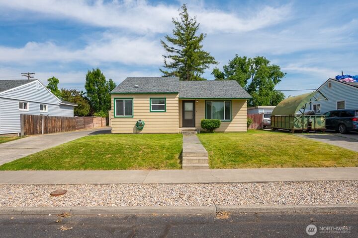 Property Photo: 907 S Hawthorne Drive WA 98837