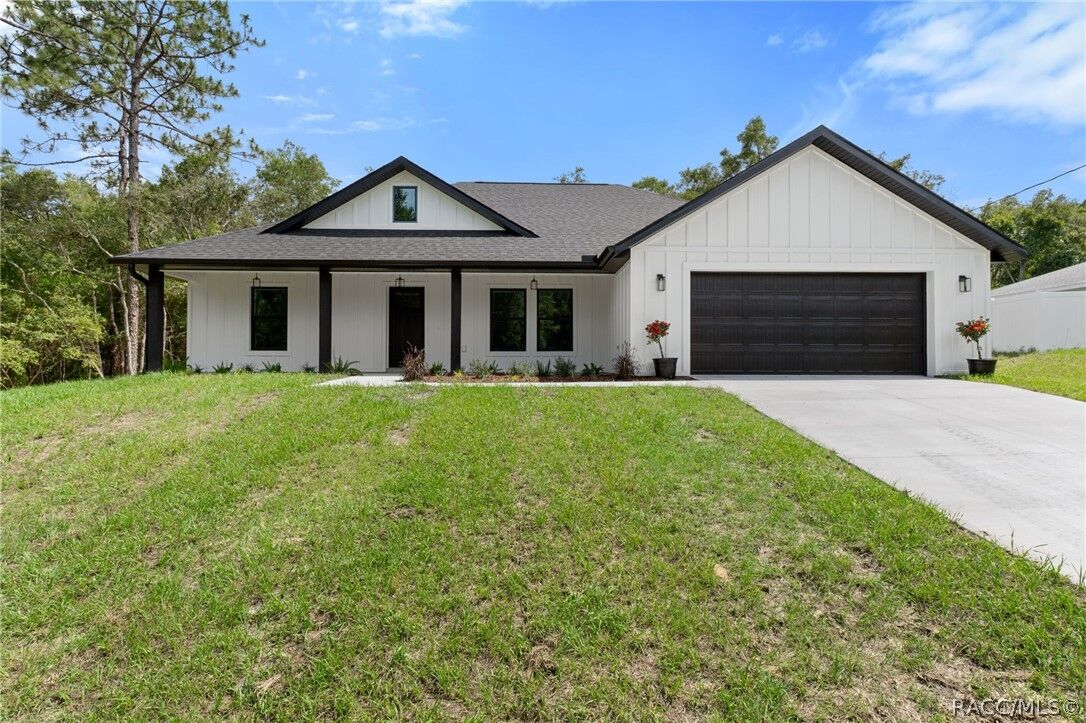 Property Photo: 3058 E Crown Drive FL 34453