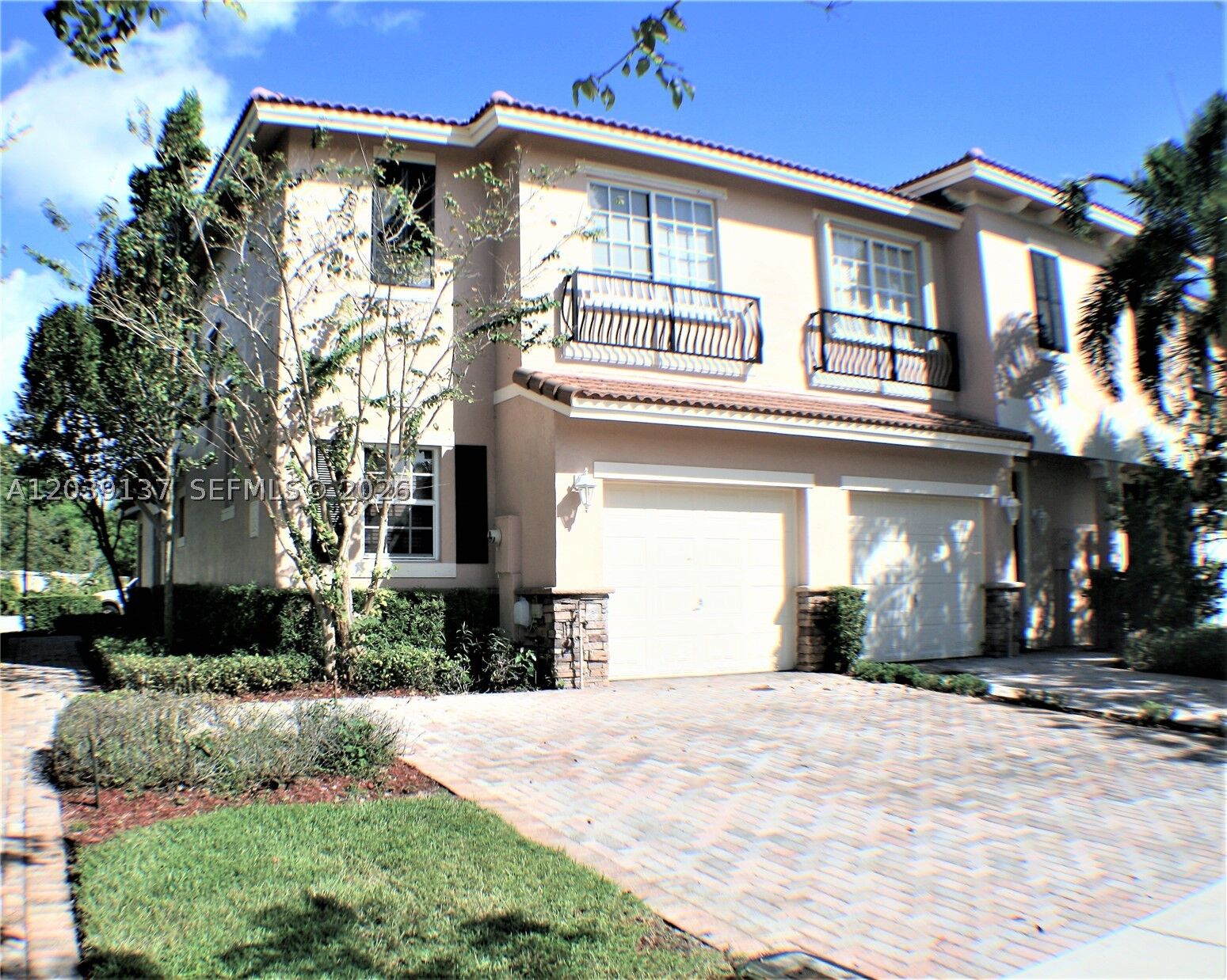 Property Photo:  202 Las Brisas Cir  FL 33326 