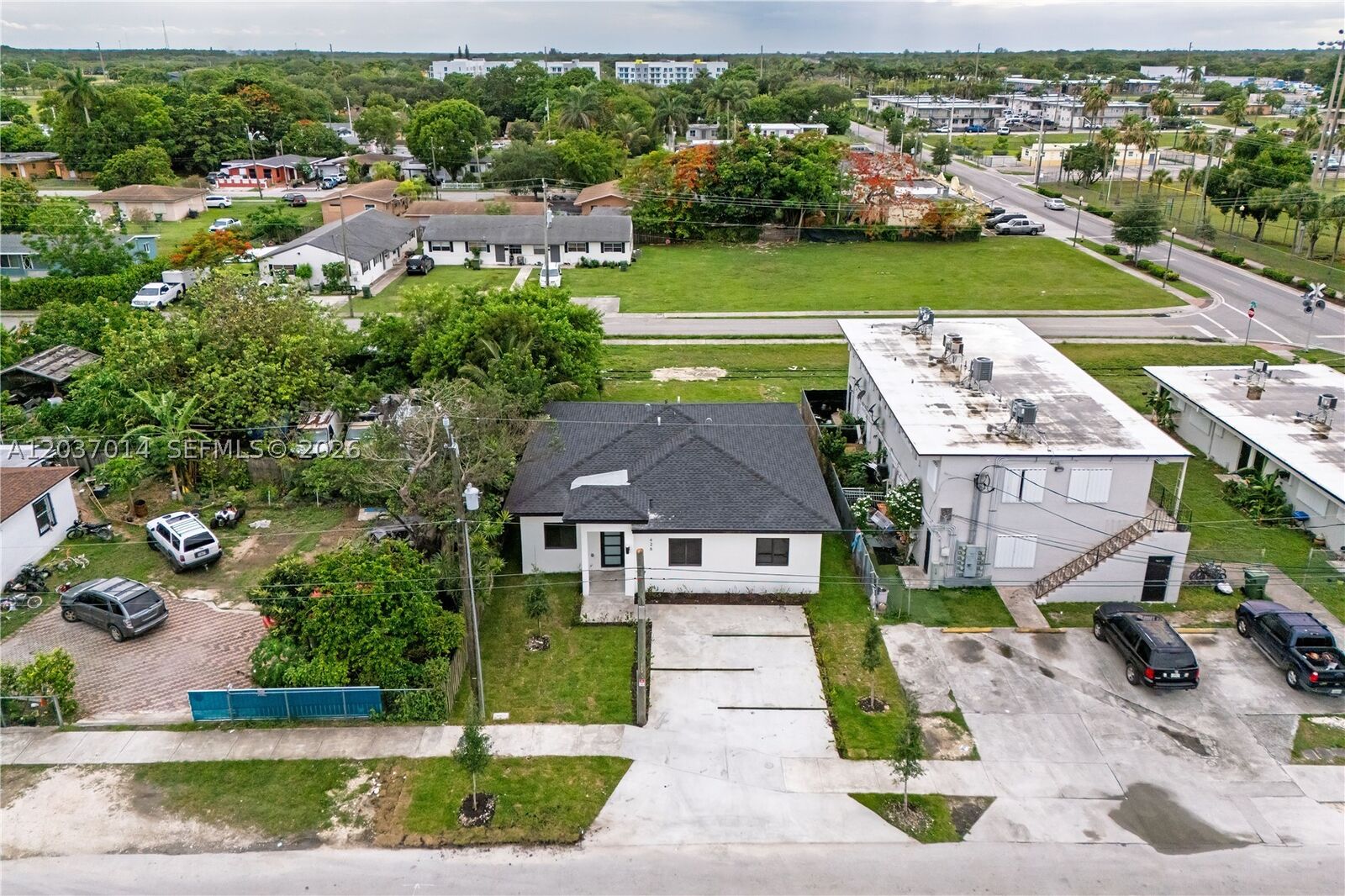 Property Photo: 426 SW 9th Ave FL 33030