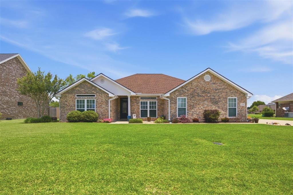Property Photo: 330 Hampton Court LA 70605