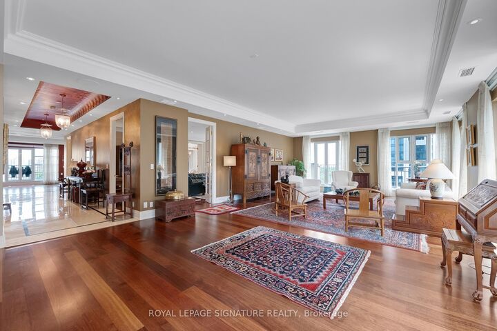 Property Photo: 33 Delisle Avenue 1004 ON M4V 3C7