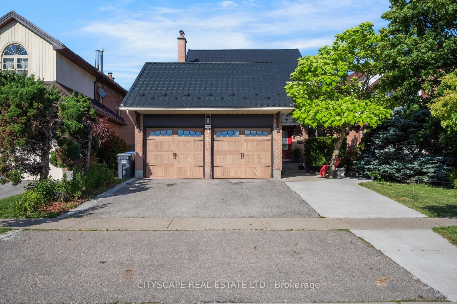 Property Photo: 301 Kingsbridge Garden ON L5R 1L2