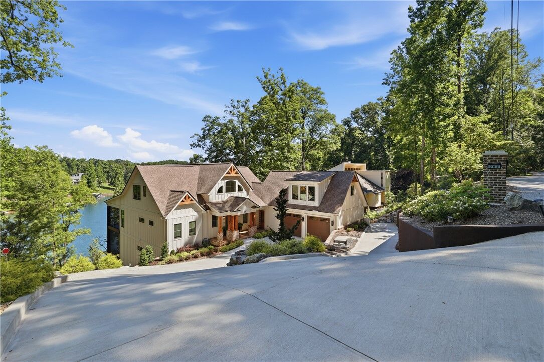 Property Photo: 305 Harbor Drive SC 29678