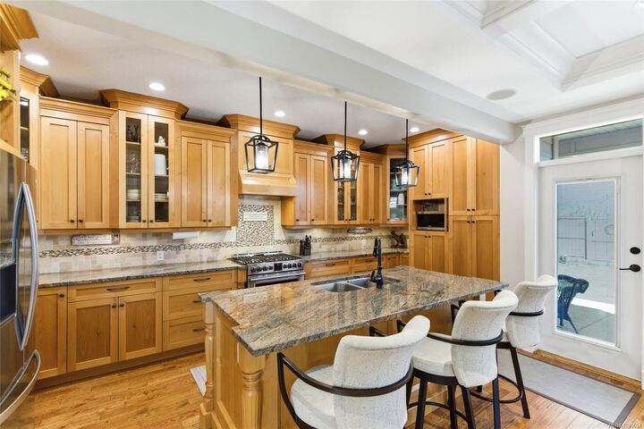 Property Photo: 844 Mulholland Dr BC V9P 1Z5