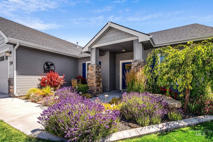 Property Photo:  750 Zinnia St  ID 83619 