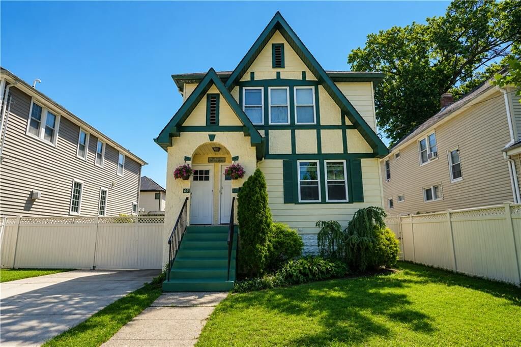 Property Photo:  69 Chelsea Street  NY 10307 