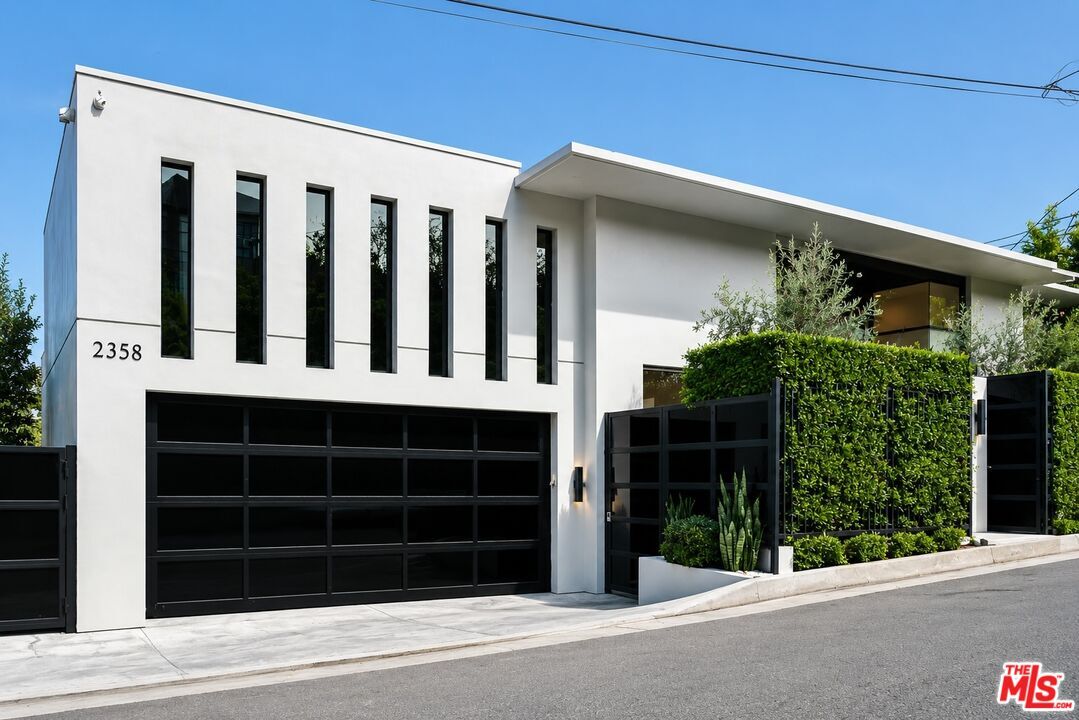 Property Photo: 2358 Kimridge Rd CA 90210
