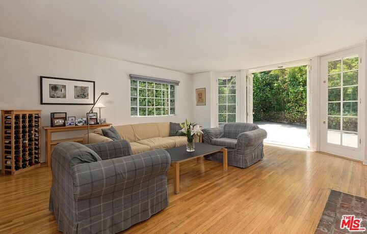Property Photo:  1041 Chantilly Rd  CA 90077 