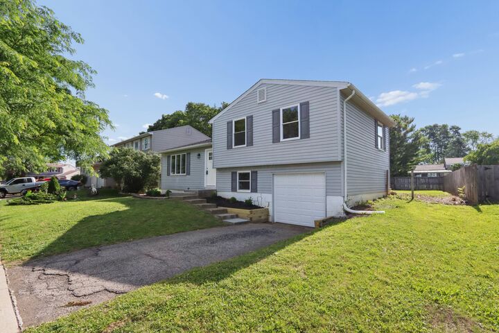Property Photo: 1300 Laurel Green Place OH 43119