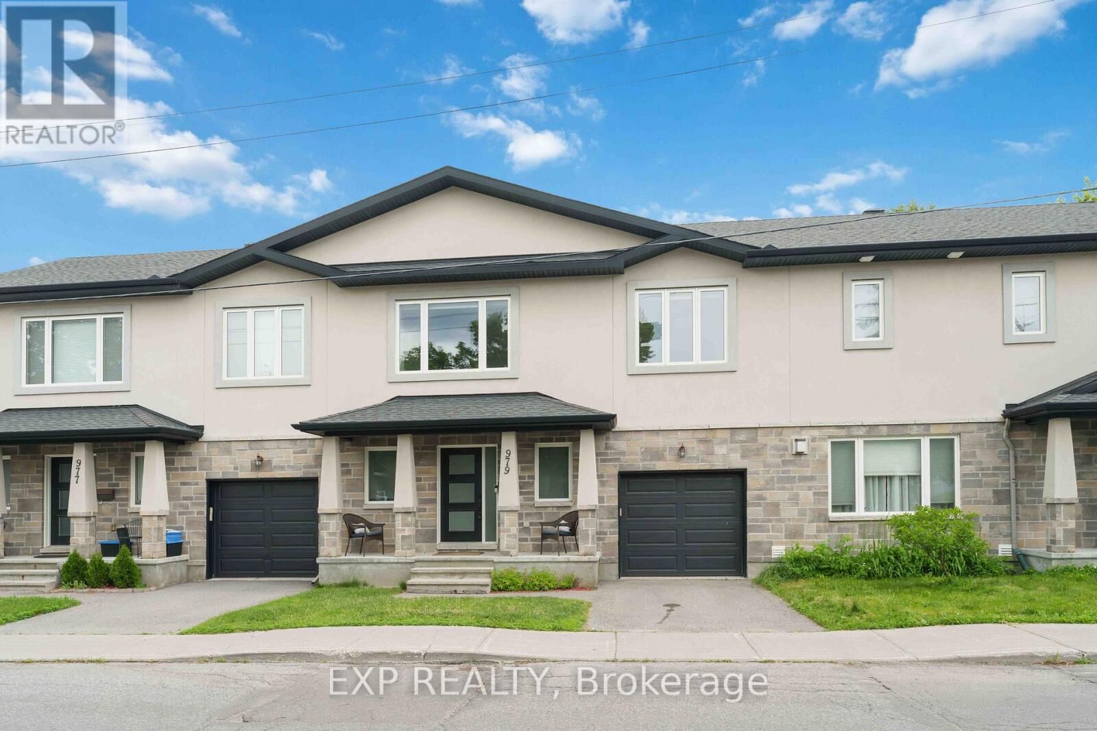 Property Photo: 979 Admiral Avenue ON K1Z 6L8