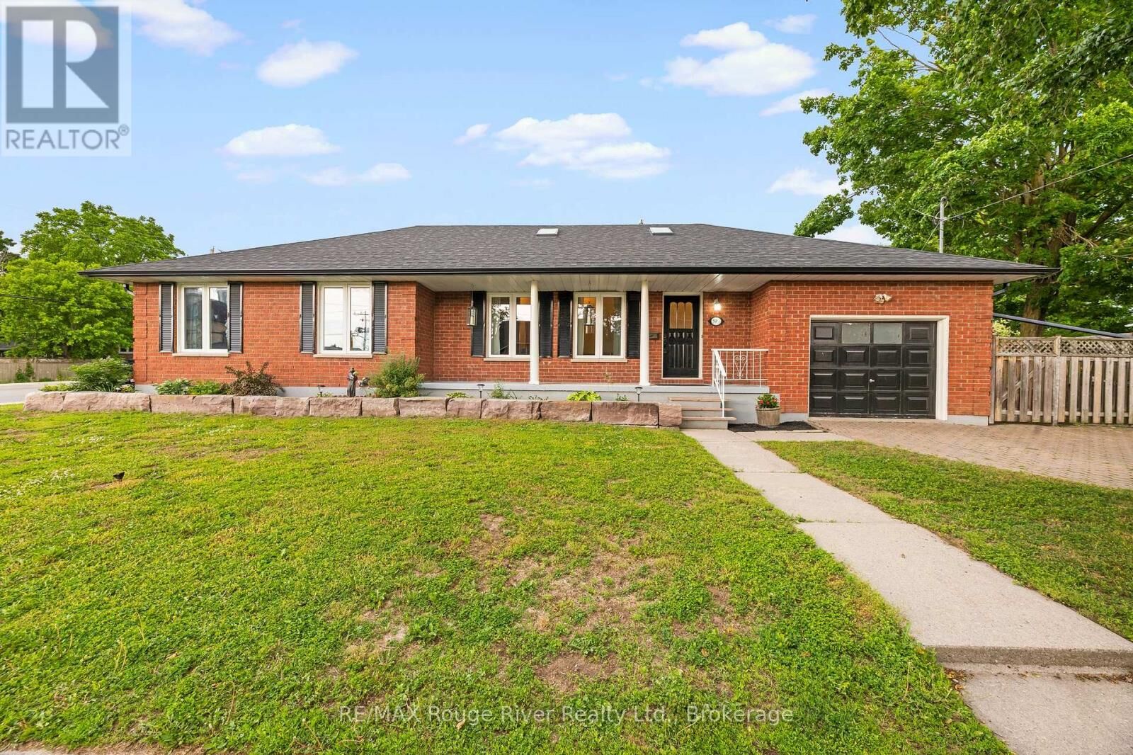 Property Photo: 59 1/2 North Victoria Avenue North ON K9V 4G4