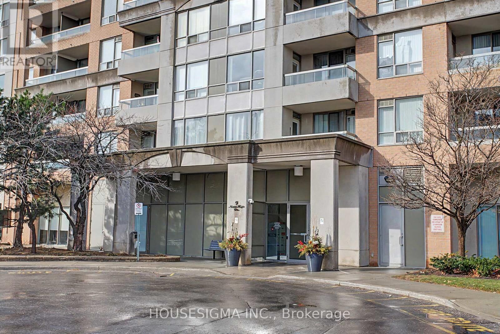 Property Photo: 9 Northern Heights Drive 711 ON L4B 4M5
