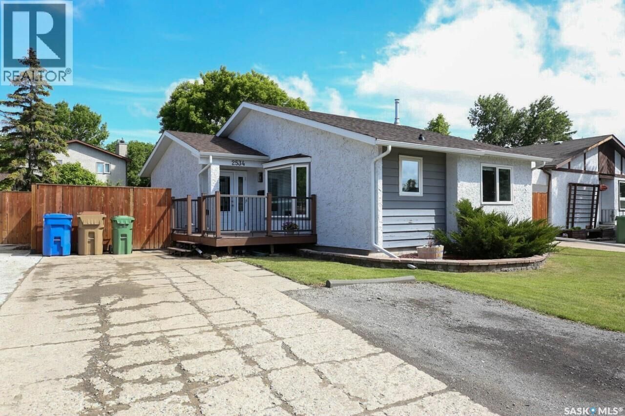 Property Photo:  2534 7th Avenue E  SK S4N 5T4 
