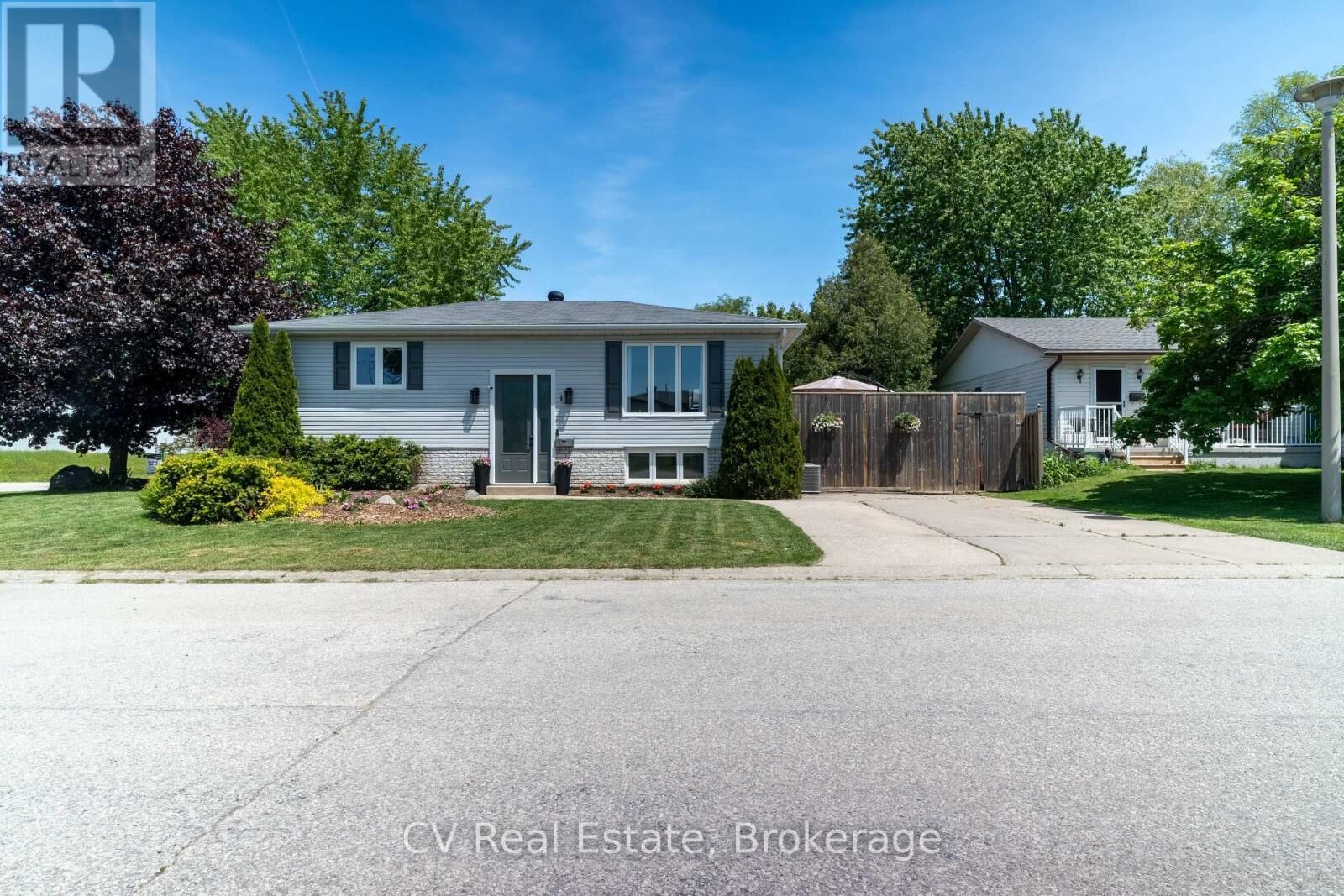 Property Photo:  1 Birchwood Court  ON N4L 1T9 