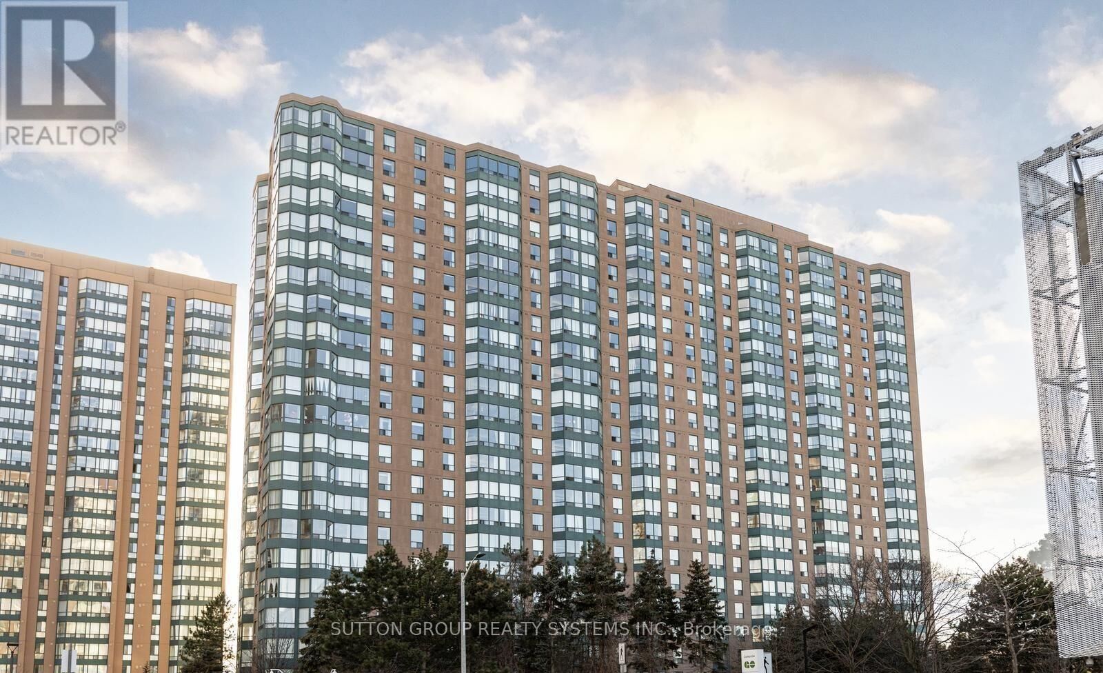 Property Photo: 135 Hillcrest Avenue 1805 ON L5B 4B1