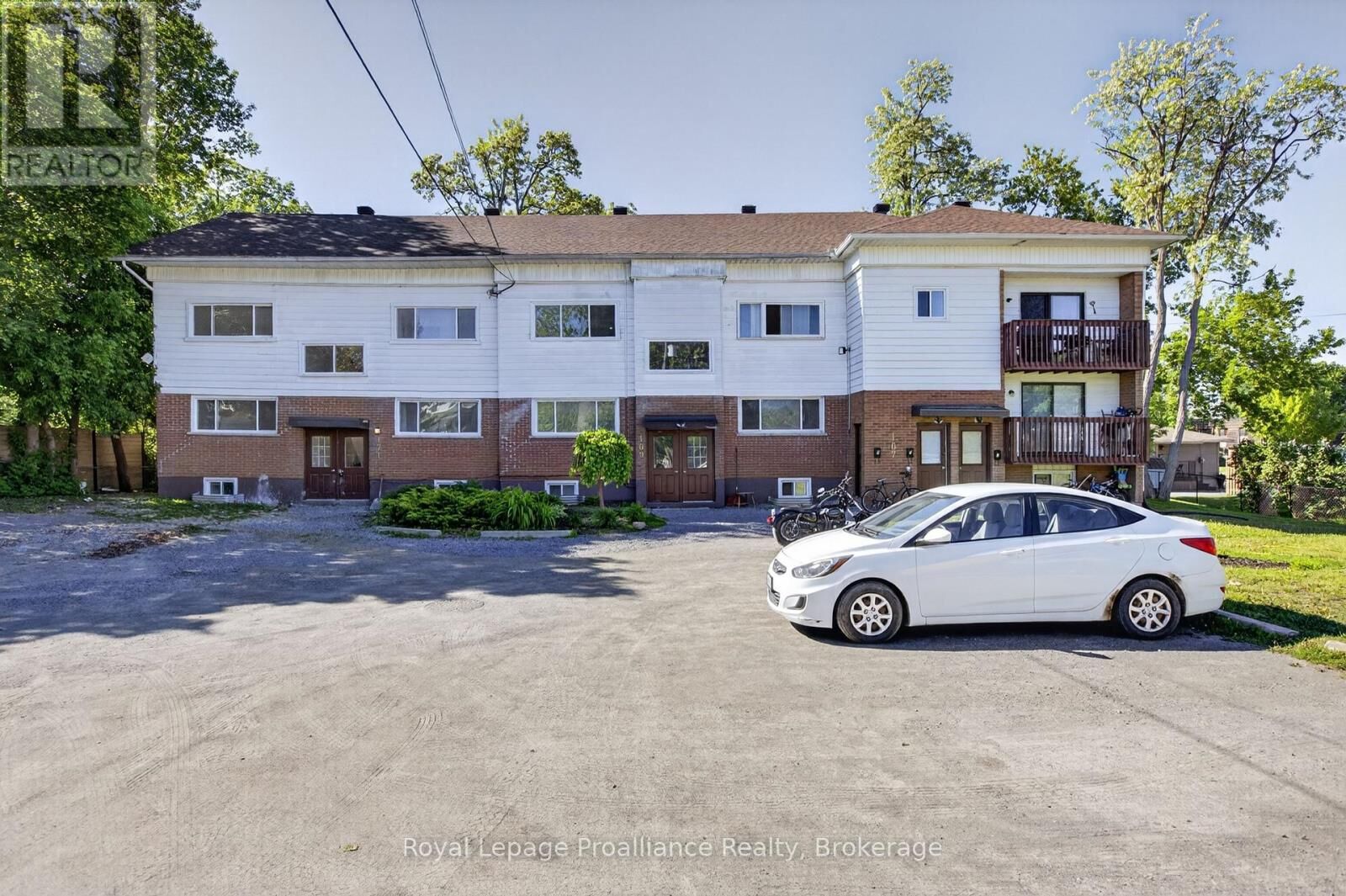 Property Photo: 171 Hazlitt Street 6 ON K9H 1L8
