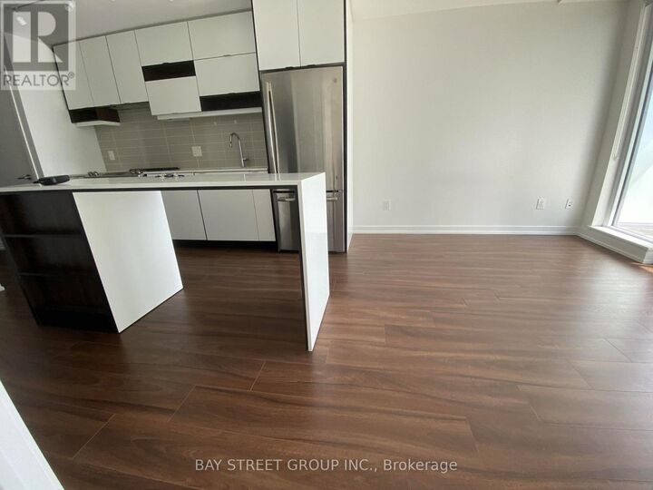 Property Photo:  4065 Confederation Parkway 3612  ON L5B 0G4 