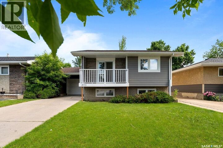 Property Photo:  890 Samuels Crescent N  SK S4X 2L5 