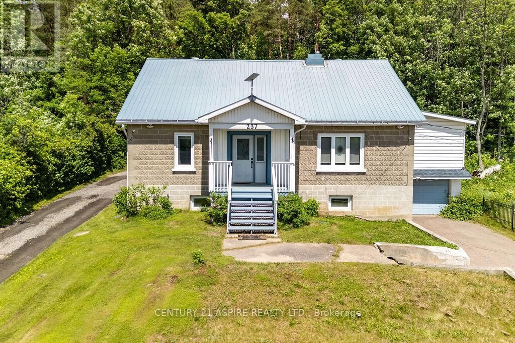 Photo de la propriété:  237 Bonnechere Street West  ON K0J 1T0 