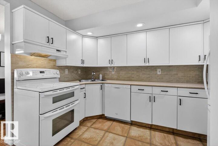 Property Photo:  2 Grandview Rg  AB T8N 1T3 