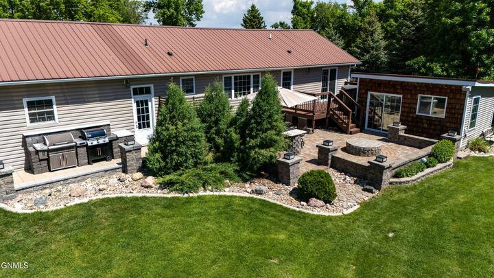 Property Photo:  105 Bookwalter Avenue  ND 58579 