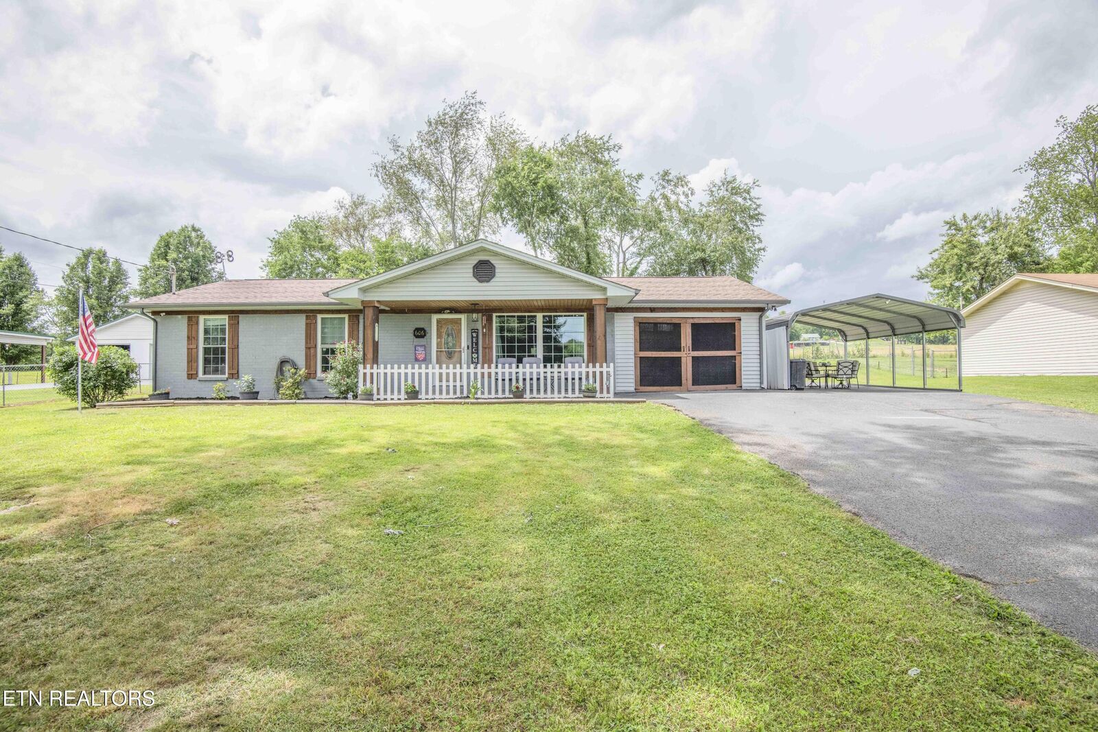 Property Photo:  606 Caton St  TN 37865 