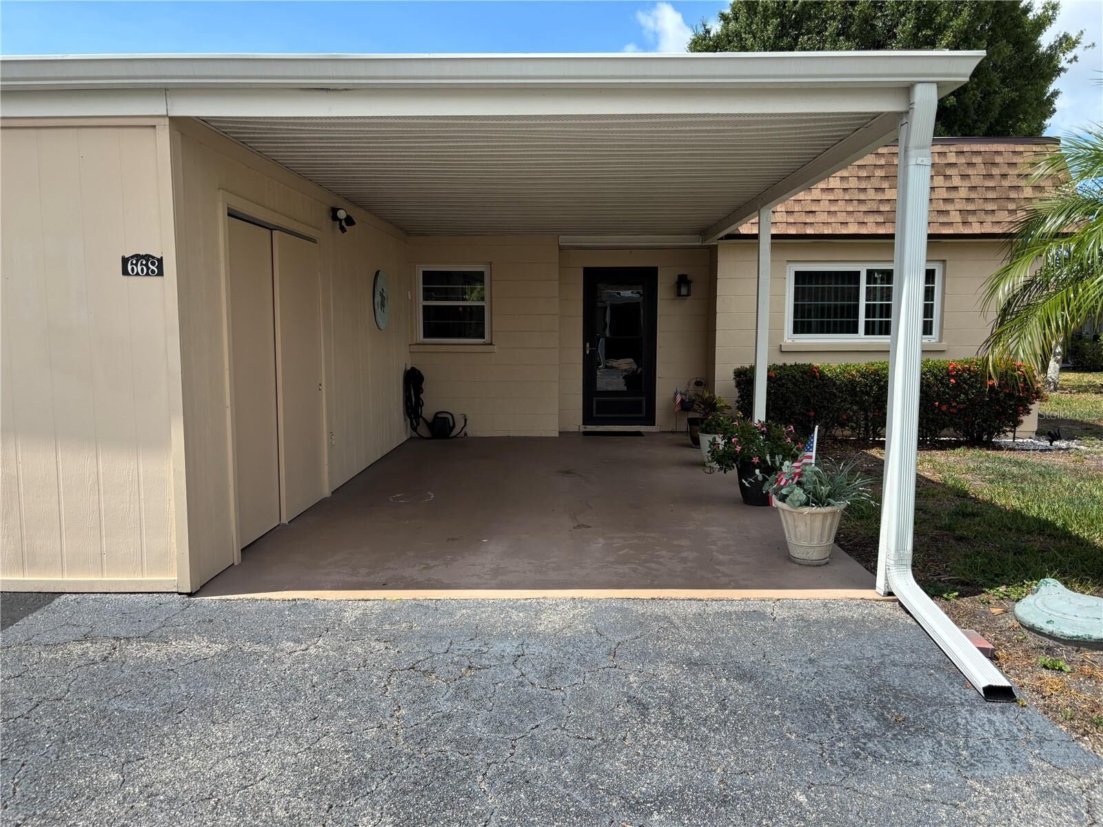 Property Photo:  668 Park Circle  FL 34207 